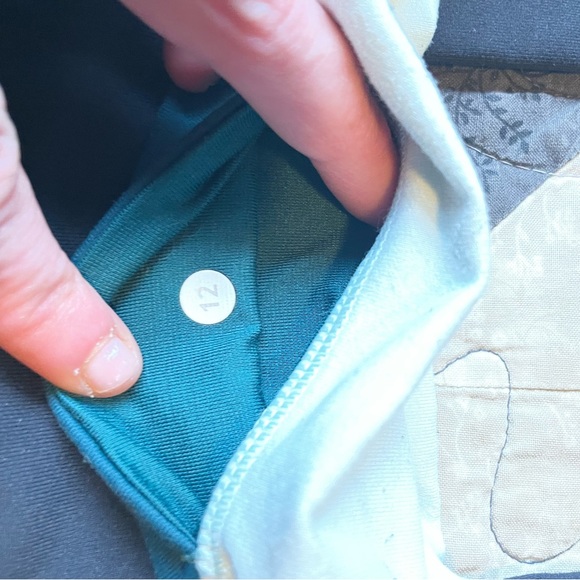 Lululemon flare like new🦋🌺☘️☘️ - Picture 9 of 12